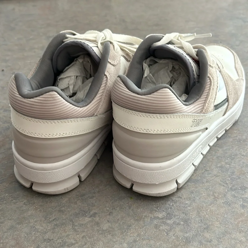 Men’s size 9.5 or woman’s size 11 Avia 715 basketball athletic shoes. - Picture 3 of 8